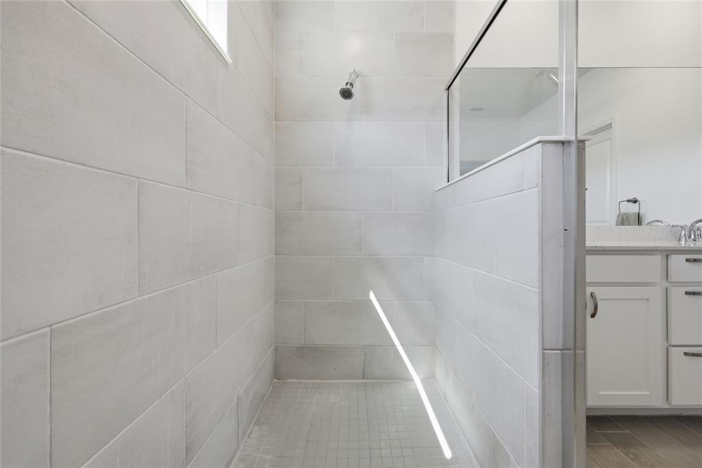 511 Northwest 4th Street Williston, FL 32696 - Photo 22 of 33 a bathroom with a shower