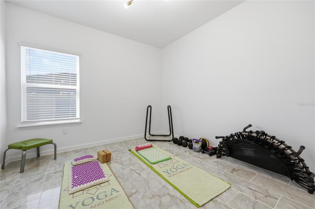 511 Northwest 4th Street Williston, FL 32696 - Photo 26 of 33 a view of a room with a rug and a window