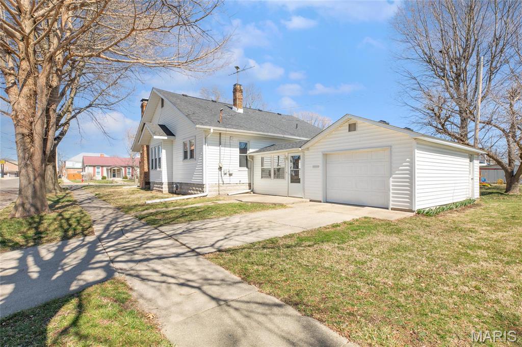 533 Locust Carrollton, IL 62016 - Photo 5 of 50