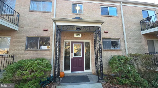 a view of entryway front of a house