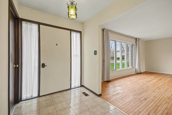 $499,000 | 3941 Roslyn Road, Downers Grove, IL 60515