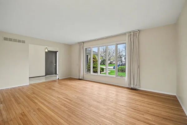$499,000 | 3941 Roslyn Road, Downers Grove, IL 60515