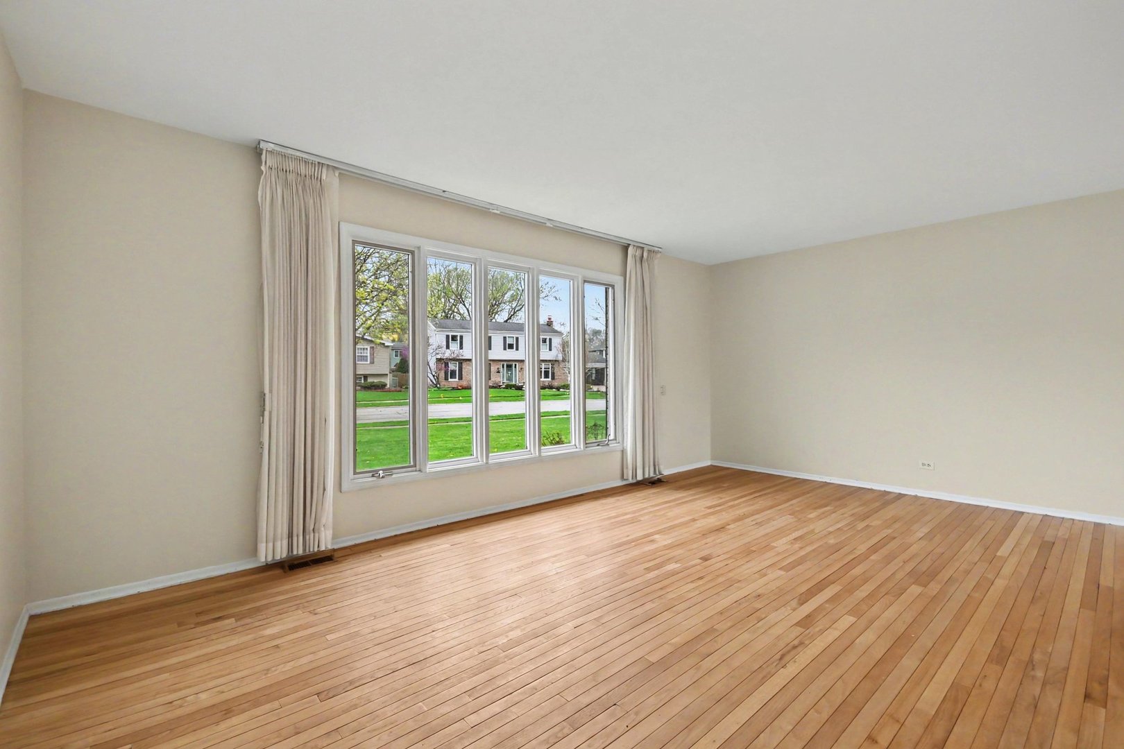 3941 Roslyn Road Downers Grove, IL 60515 - Photo 5 of 29