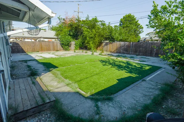a view of a backyard