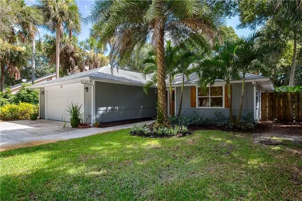 $4,000 | 711 Royal Palm Place, Vero Beach, FL 32960