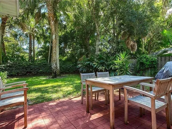 $4,000 | 711 Royal Palm Place, Vero Beach, FL 32960