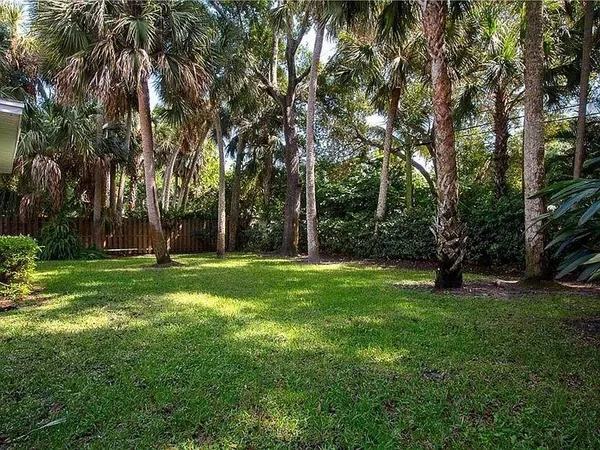 $4,000 | 711 Royal Palm Place, Vero Beach, FL 32960