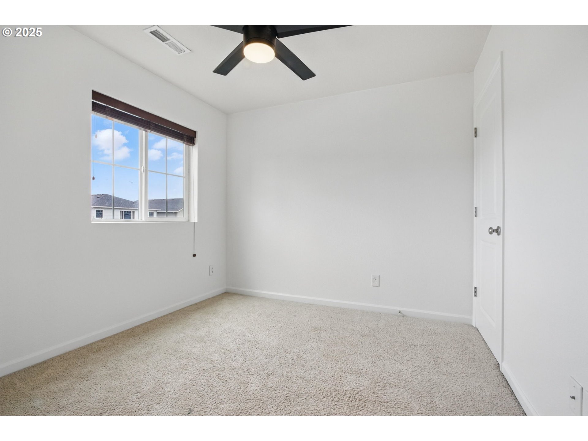 262 North 34th Court Ridgefield, WA 98642 - Photo 18 of 27 an empty room with windows and cabinet