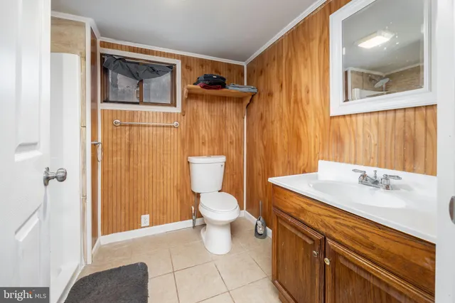 a bed room with a bed and a ceiling fan