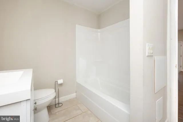 a view of a yard with a house