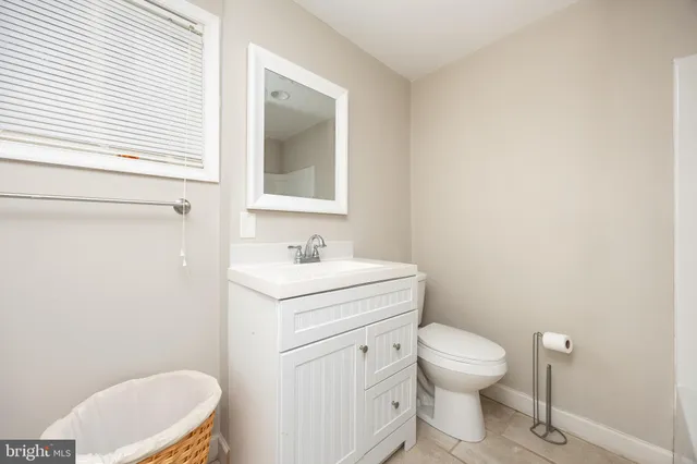 a view of yard with trees