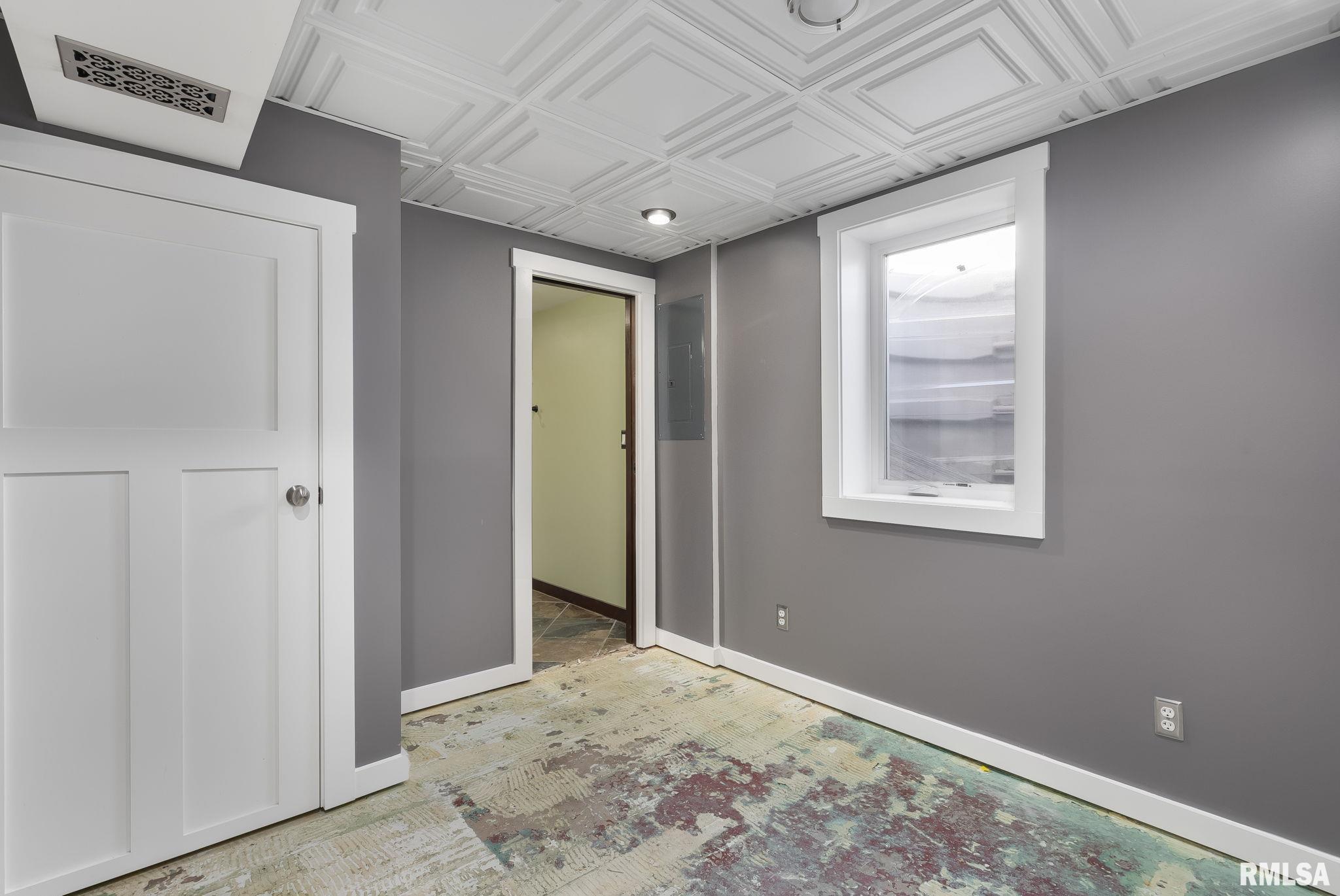 5618 Oakbrook Road Davenport, IA 52806 - Photo 17 of 23 Gallery Image 17