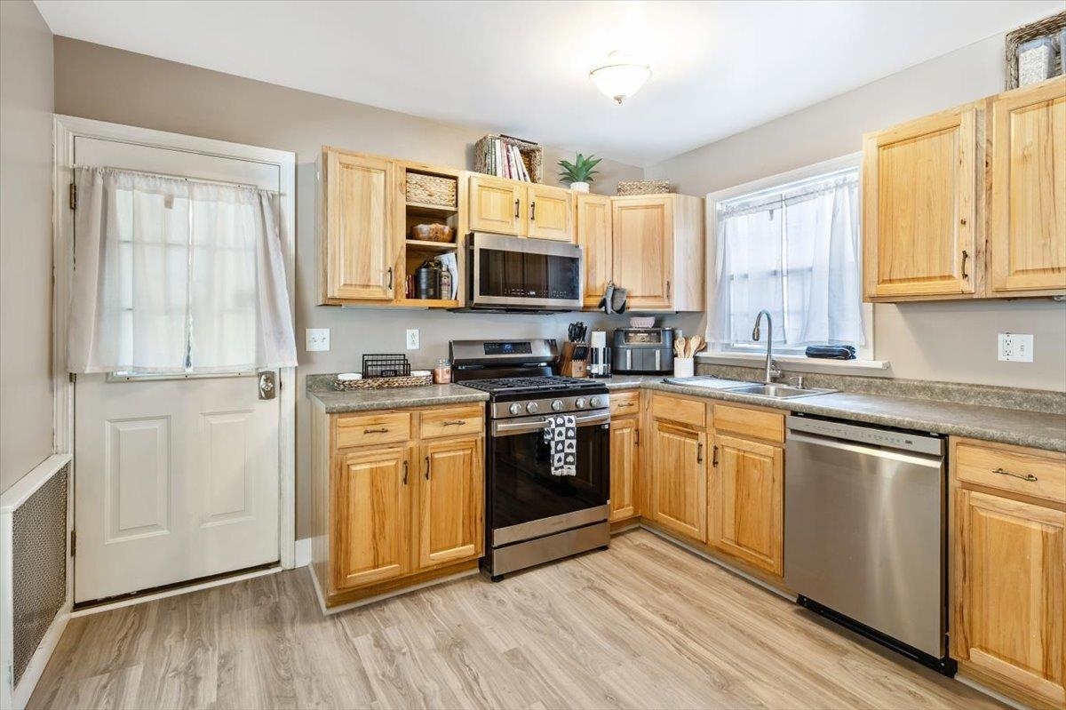 19 Lakeview Terrace St. Albans, VT 05478 - Photo 5 of 33