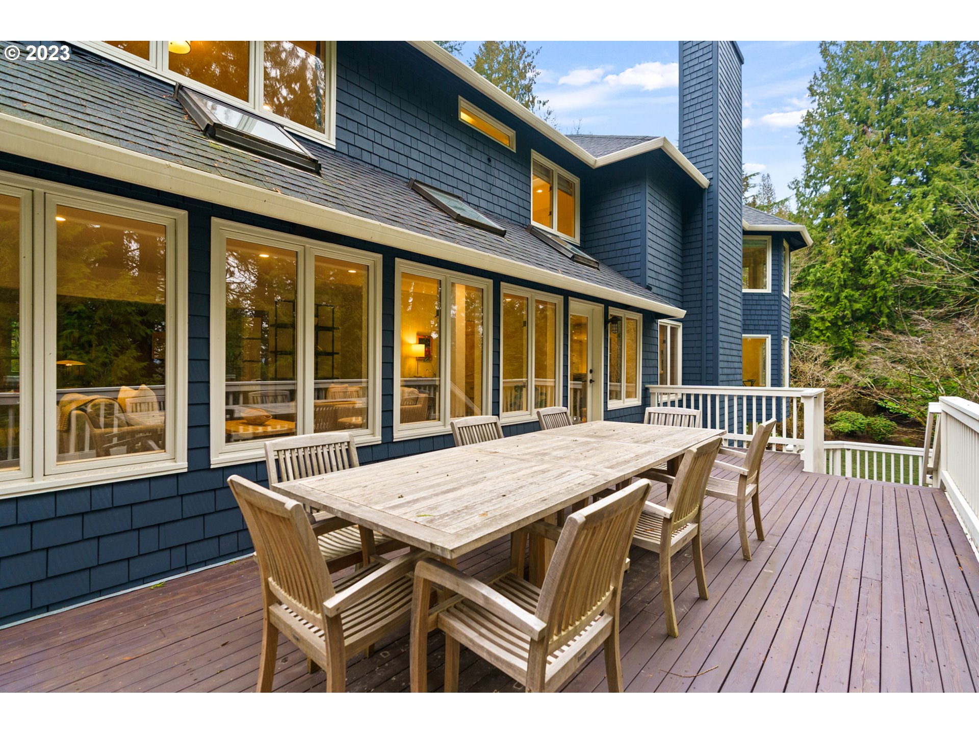 1991 South Palatine Hill Road Portland, OR 97219 - Photo 18 of 48 a view of a patio on the house