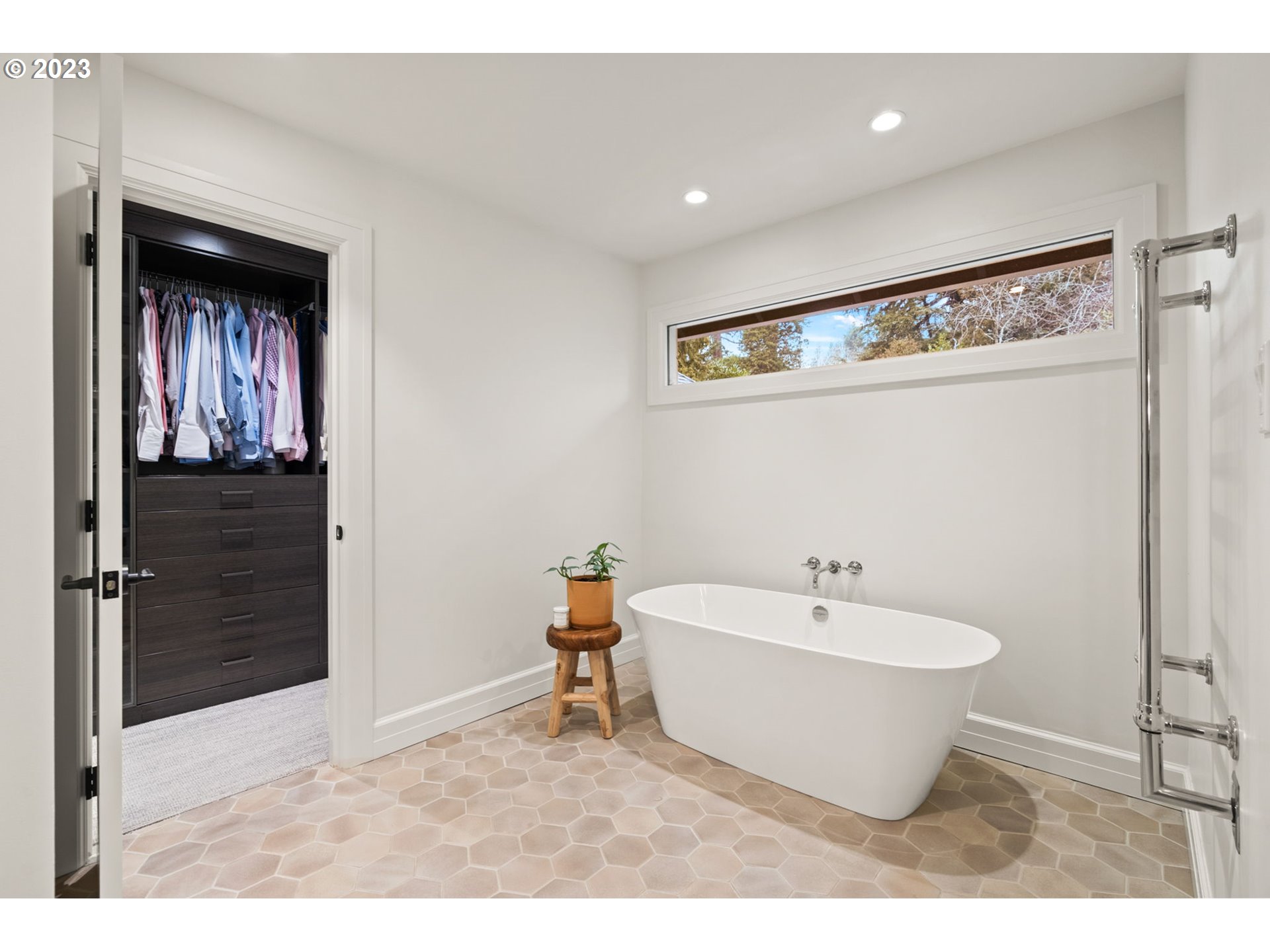 1991 South Palatine Hill Road Portland, OR 97219 - Photo 31 of 48 a white bath tub sitting next to a white sink