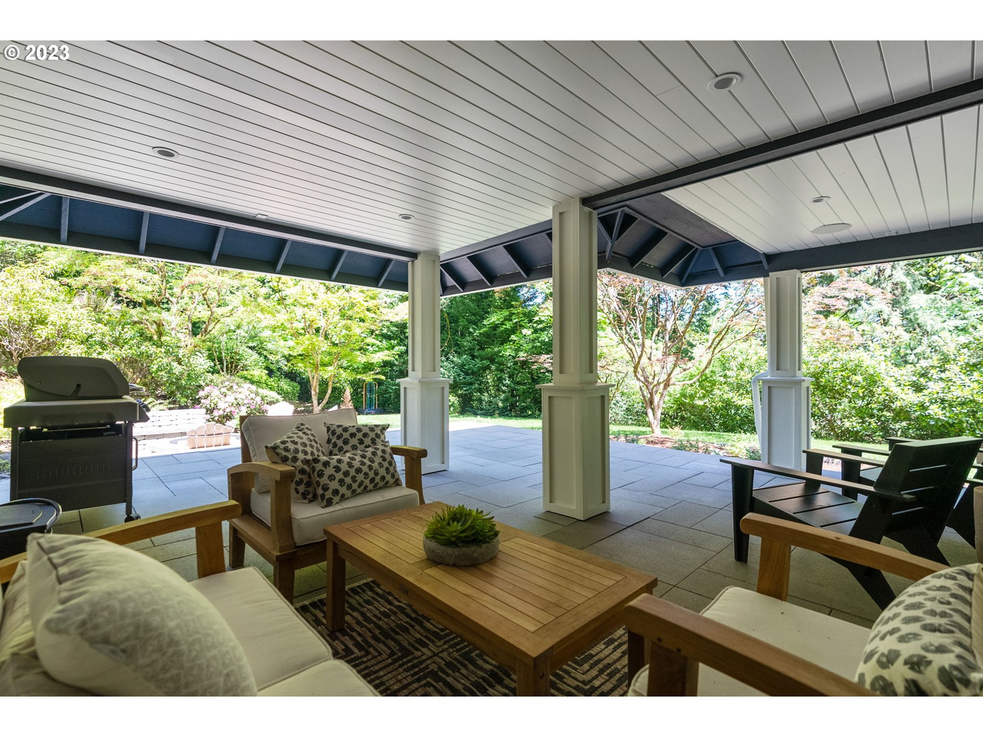 1991 South Palatine Hill Road Portland, OR 97219 - Photo 40 of 48 a outdoor living space with furniture and garden view
