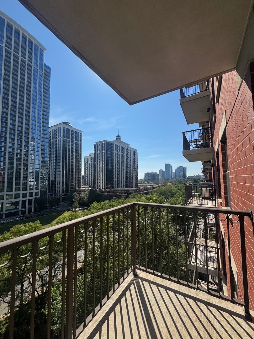 1250 South Indiana Avenue, Unit 702 Chicago, IL 60605 - Photo 17 of 22 a view of city from balcony