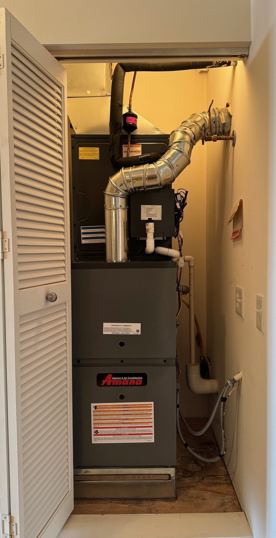 1250 South Indiana Avenue, Unit 702 Chicago, IL 60605 - Photo 5 of 22 a view of washer and dryer