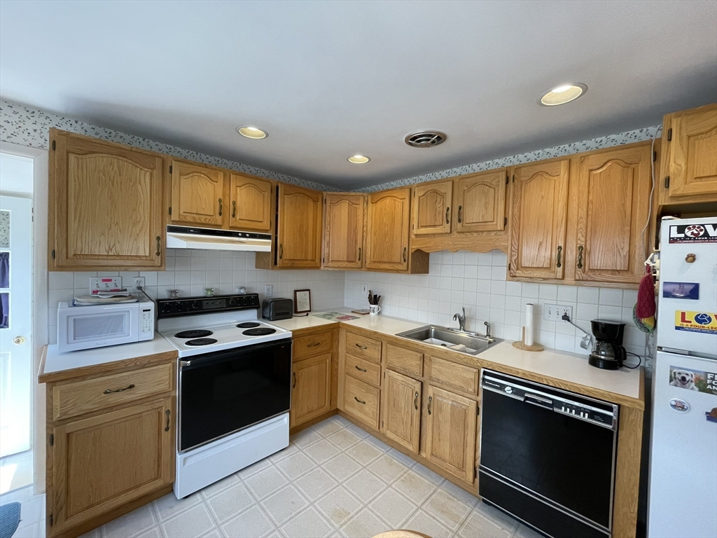 34 Millbrook Road Beverly, MA 01915 - Photo 3 of 42