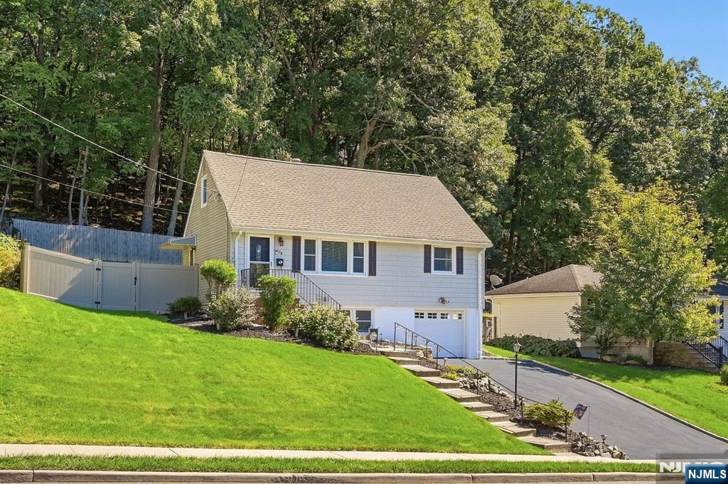 138 Rafkind Road Bloomingdale, NJ 07403 - Photo 2 of 40 Gallery Image 2