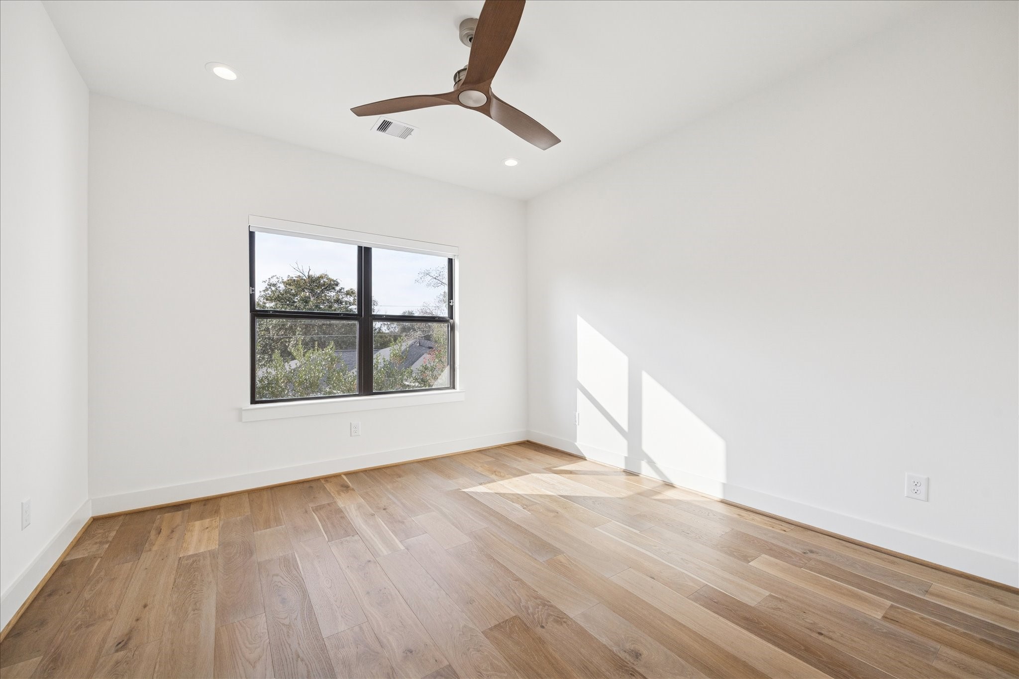 1739 Ojeman Point Lane Houston, TX 77055 - Photo 25 of 35 Secondary bedroom featuring a walk-in closet and direct access to a shared Jack-and-Jill bathroom.