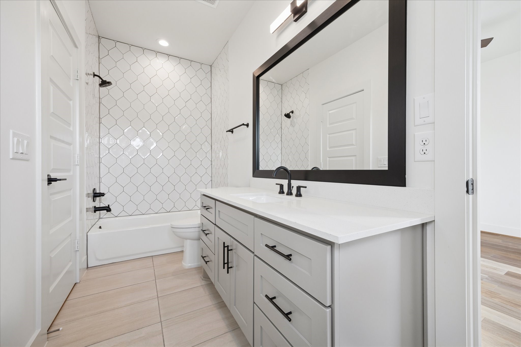 1739 Ojeman Point Lane Houston, TX 77055 - Photo 26 of 35 Shared Jack-and-Jill bathroom conveniently positioned between both secondary bedrooms.
