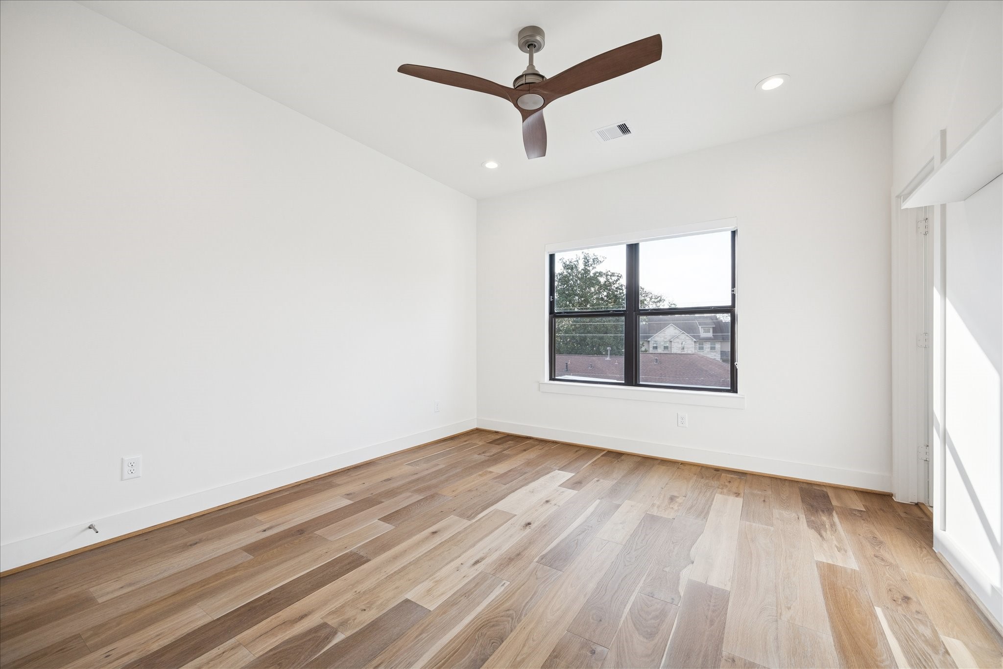 1739 Ojeman Point Lane Houston, TX 77055 - Photo 27 of 35 Third secondary bedroom with Jack-and-Jill bathroom access, connecting to the adjacent bedroom.