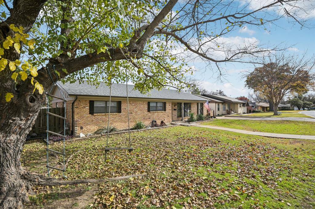 4628 Ridgemont Road Haltom City, TX 76117 - Photo 3 of 28