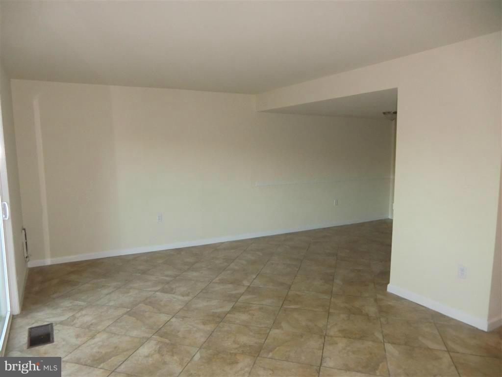 9644 Horizon Run Road, Unit 18E Gaithersburg, MD 20886 - Photo 9 of 27 Living Room