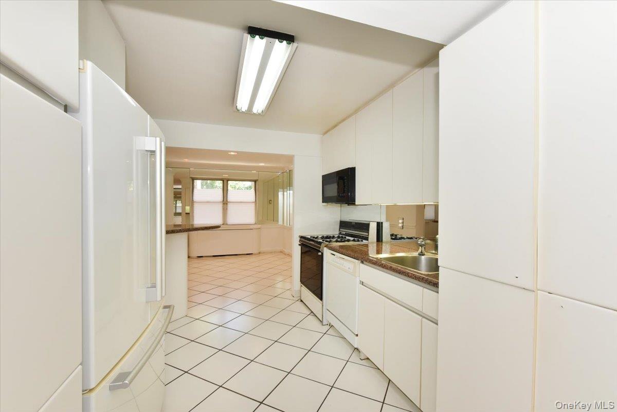 180 South Middle Neck Road, Unit 1J Great Neck, NY 11021 - Photo 20 of 39 Kitchen