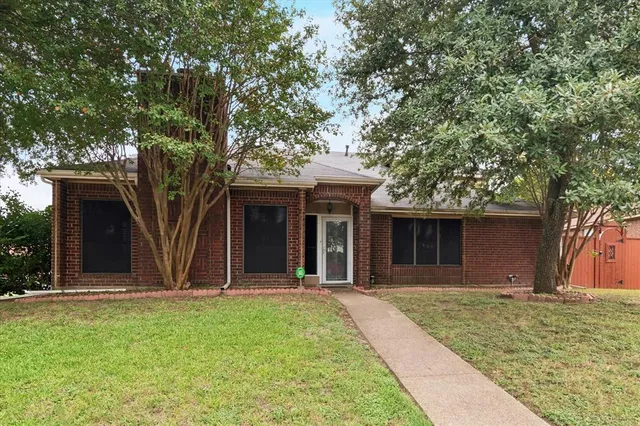 $304,000 | 923 Breckenridge Drive, DeSoto, TX 75115