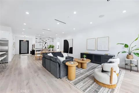 $1,595,950 | 17336 Collins Street, Encino, CA 91316