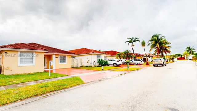 a view of an house with swimming pool and yard