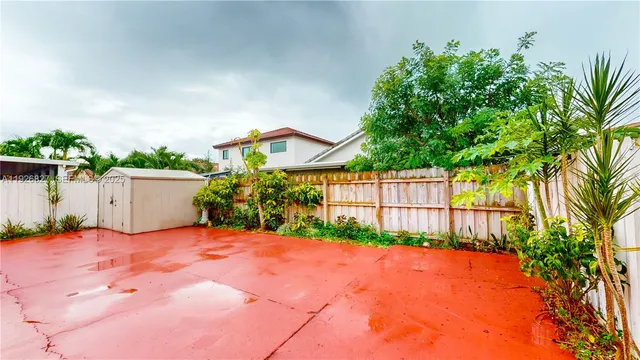 a view of a backyard