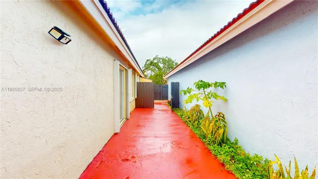 a view of a house with backyard and porch