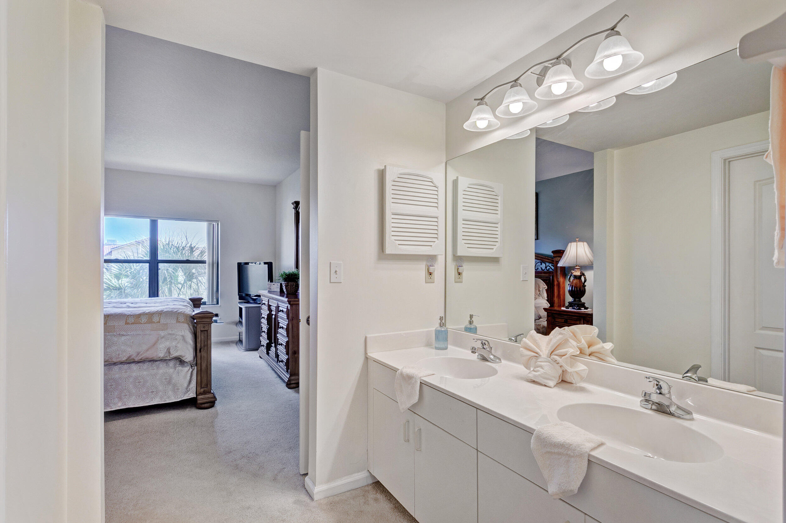 500 Uno Lago Drive, Unit 402 Juno Beach, FL 33408 - Photo 21 of 36 Primary Bath