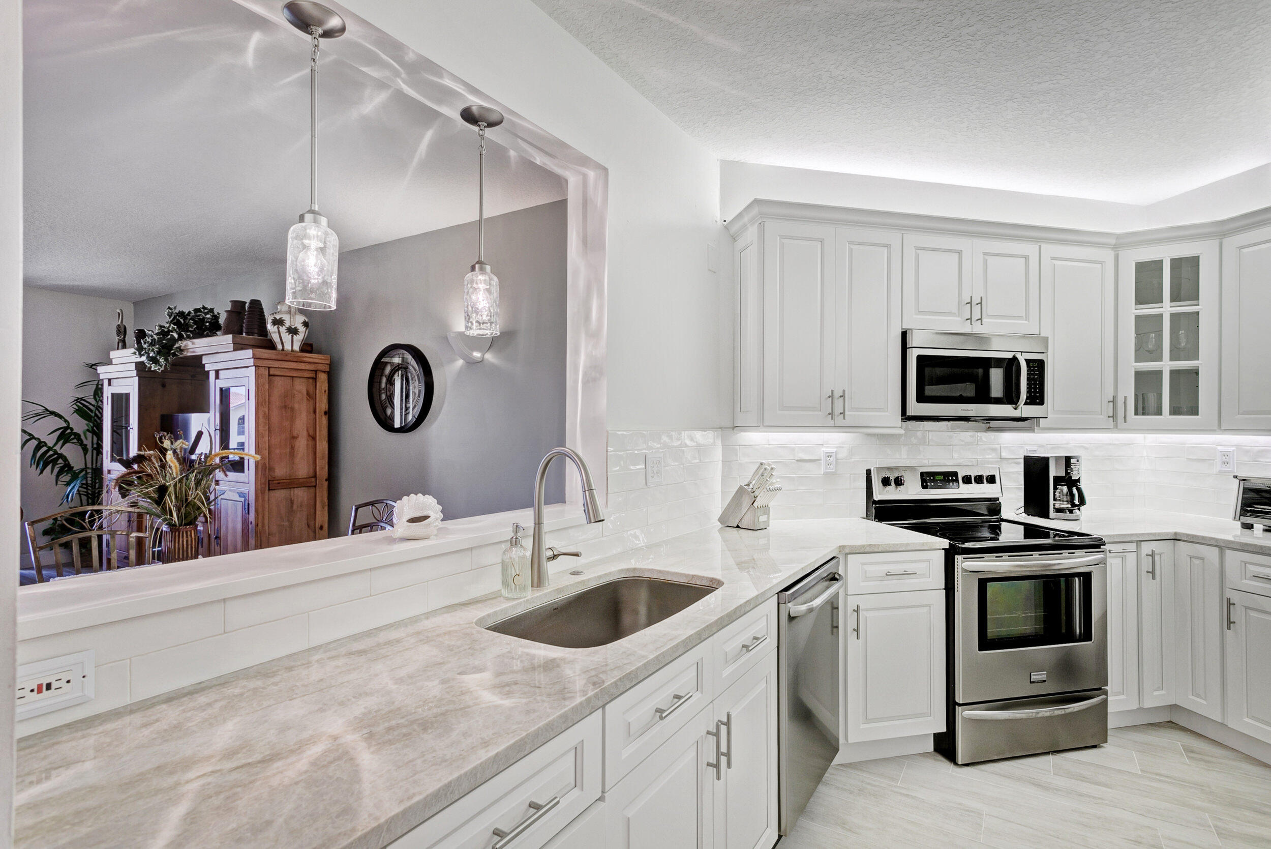 500 Uno Lago Drive, Unit 402 Juno Beach, FL 33408 - Photo 8 of 36 Kitchen