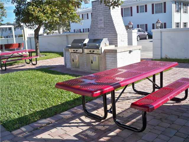 6750 Northeast 21st Road, Unit 103 Fort Lauderdale, FL 33308 - Photo 3 of 8 Yard/Garden