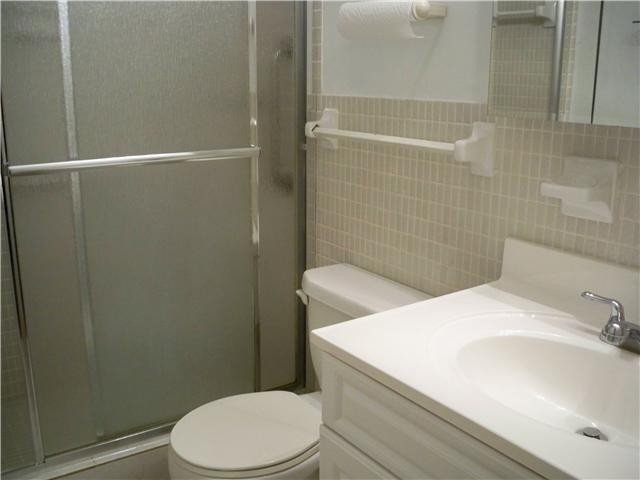 6750 Northeast 21st Road, Unit 103 Fort Lauderdale, FL 33308 - Photo 6 of 8 Bathroom