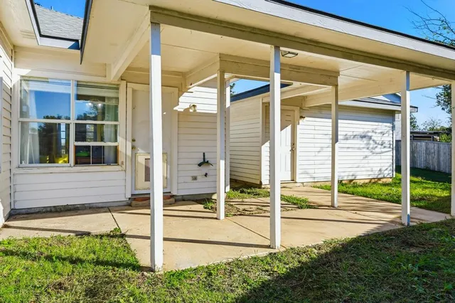 a view of an apartment building