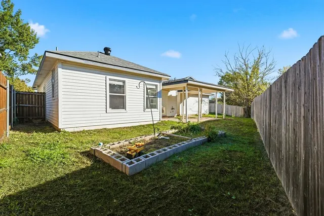 a view of a house with backyard and sitting area
