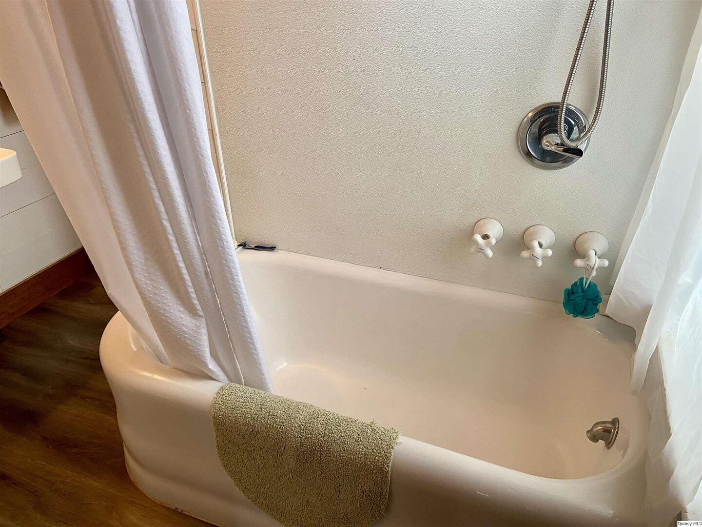 614 South 22nd Street Quincy, IL 62301 - Photo 14 of 27 a bathroom with a tub