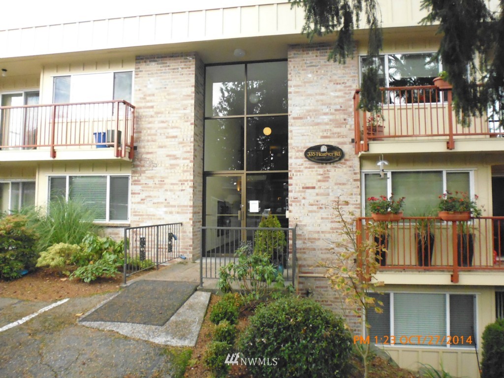 335 Heather Road, Unit 307 Everett, WA 98203 - Photo 1 of 16 a front view of a building with a garden