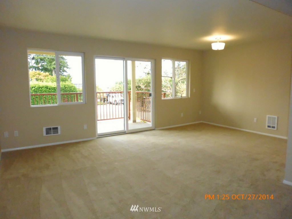 335 Heather Road, Unit 307 Everett, WA 98203 - Photo 2 of 16 a view of an empty room with a window