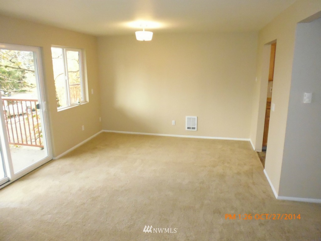 335 Heather Road, Unit 307 Everett, WA 98203 - Photo 3 of 16 an empty room with windows