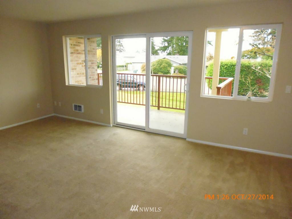 335 Heather Road, Unit 307 Everett, WA 98203 - Photo 4 of 16 an empty room with windows