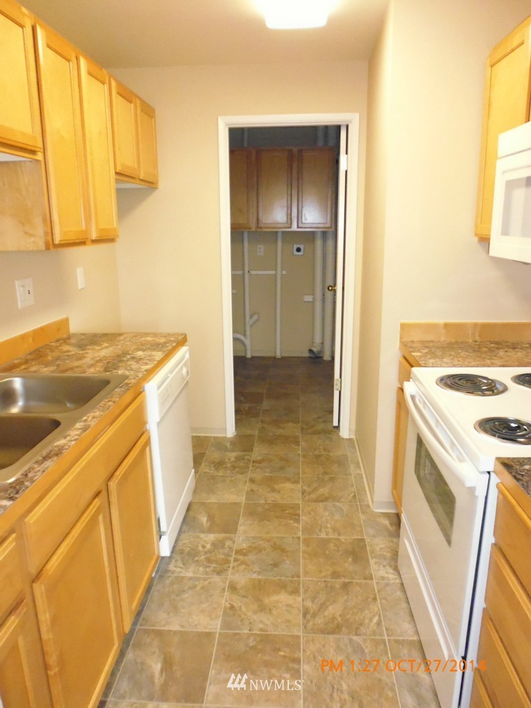 335 Heather Road, Unit 307 Everett, WA 98203 - Photo 6 of 16 a view of a kitchen with refrigerator and a stove