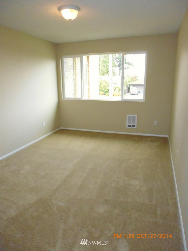 335 Heather Road, Unit 307 Everett, WA 98203 - Photo 10 of 16 an empty room with a window