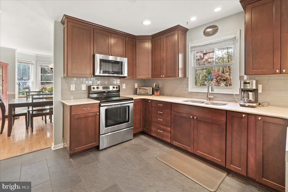 6936 Meadowlake Road New Market, MD 21774 - Photo 10 of 71 Fully upgraded gourmet kitchen.