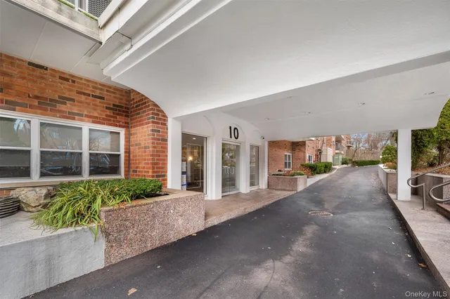 $399,000 | 10 Ipswich Avenue, Unit 4M, Great Neck, NY 11021